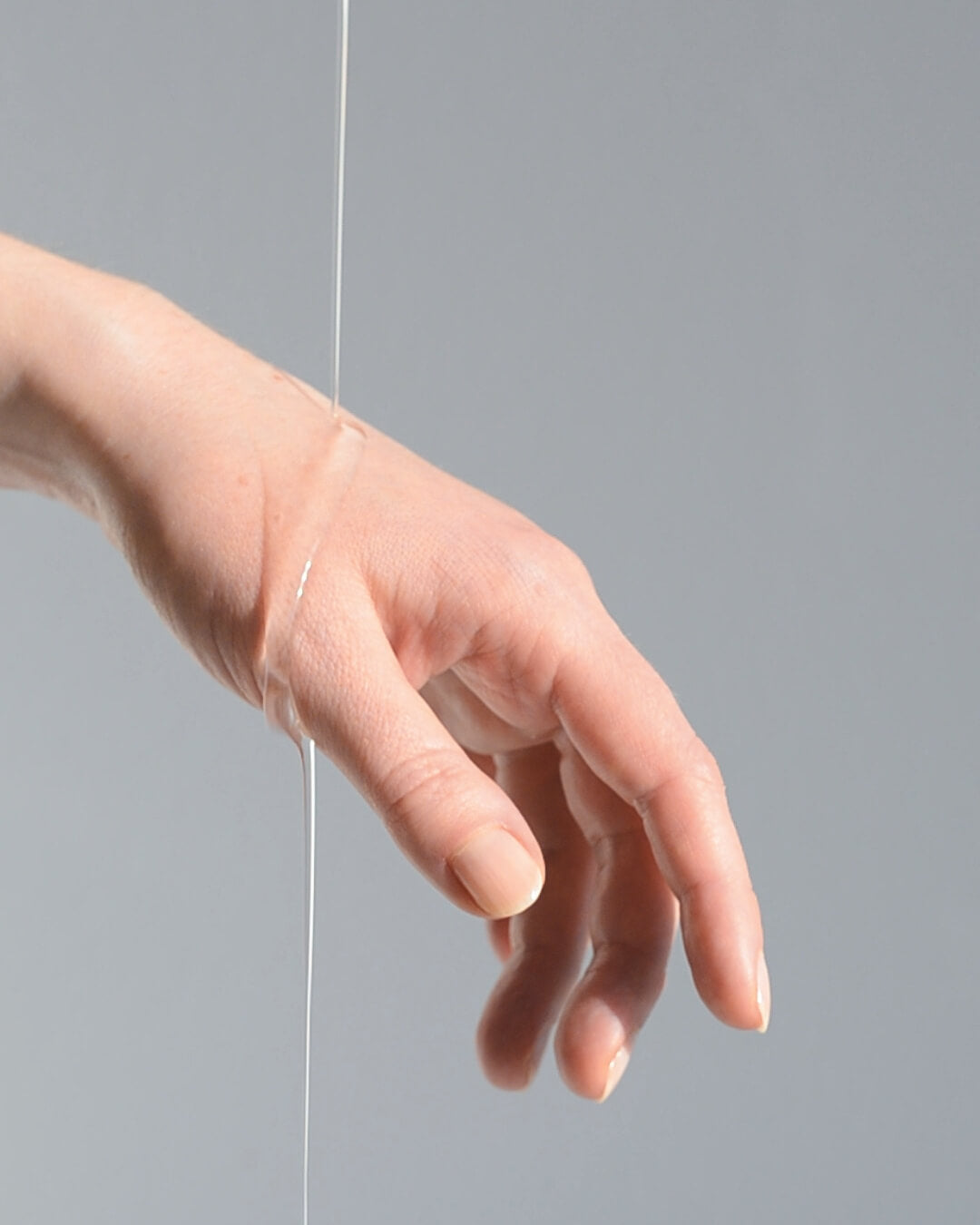 T-01 Hyaluronic Body Serum von hachiko Berlin läuft über eine Hand