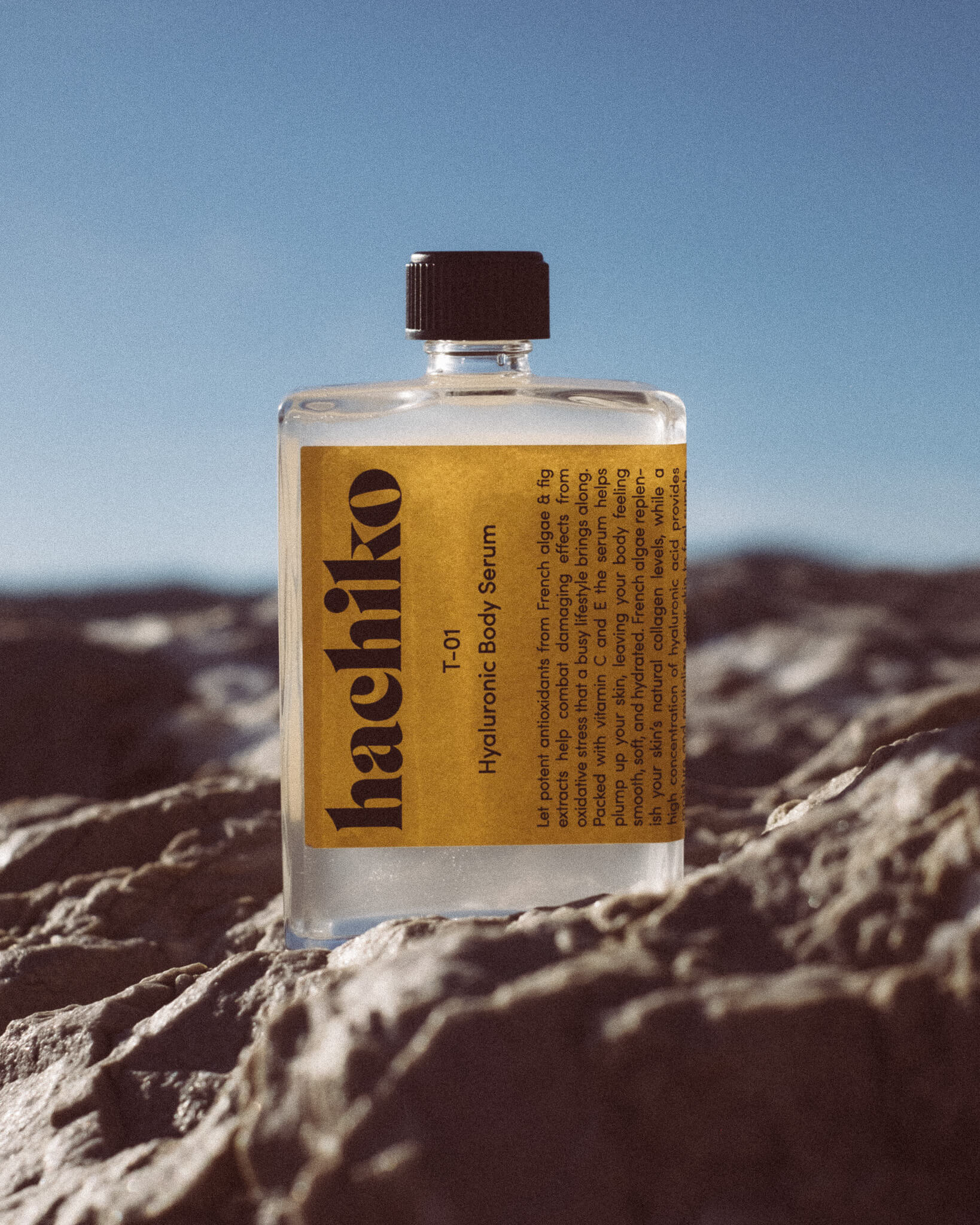 T-01 Hyaluronic Body Serum von hachiko Berlin vor blauem Himmel