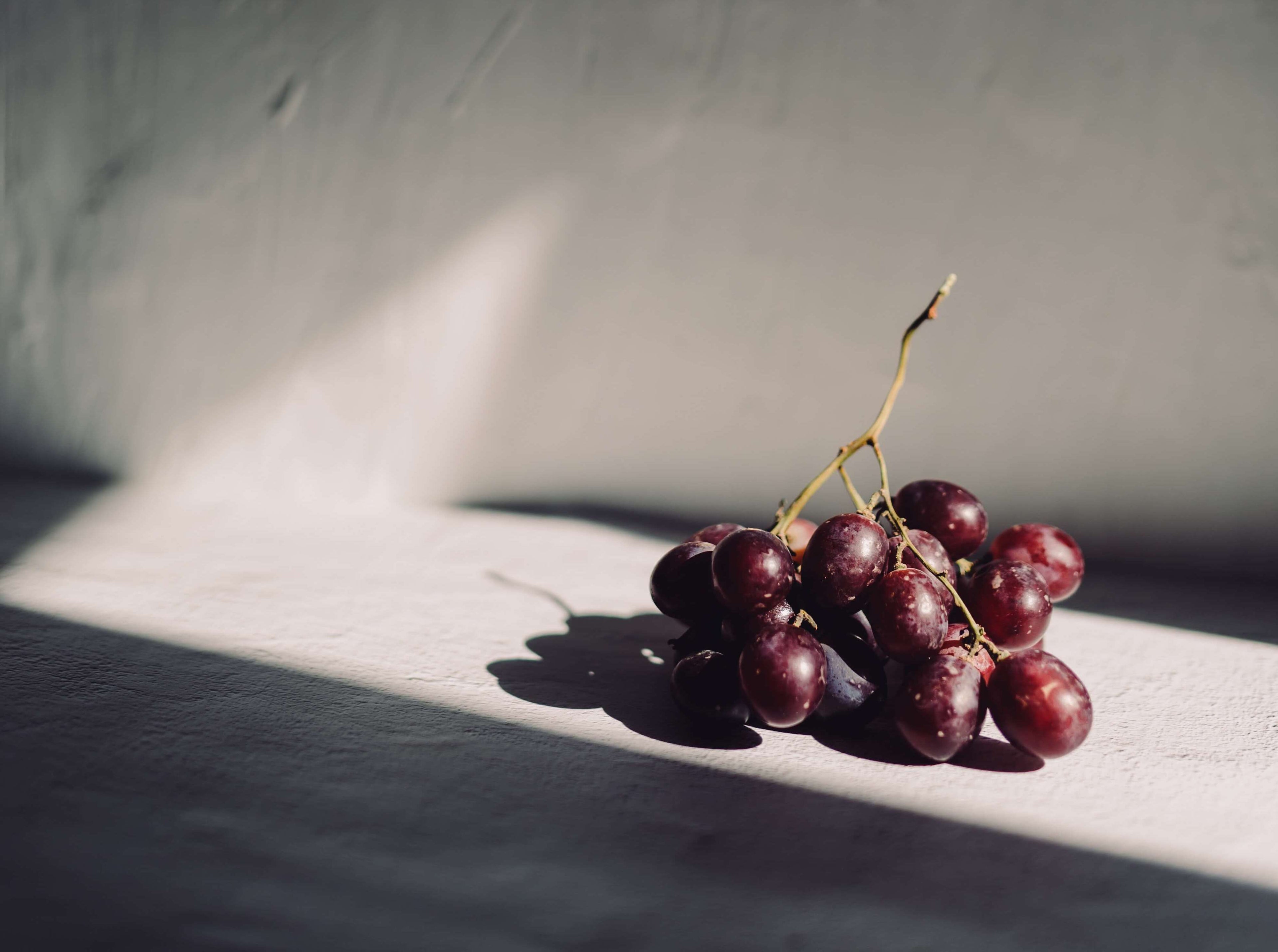Weintrauben auf hellem Hintergrund