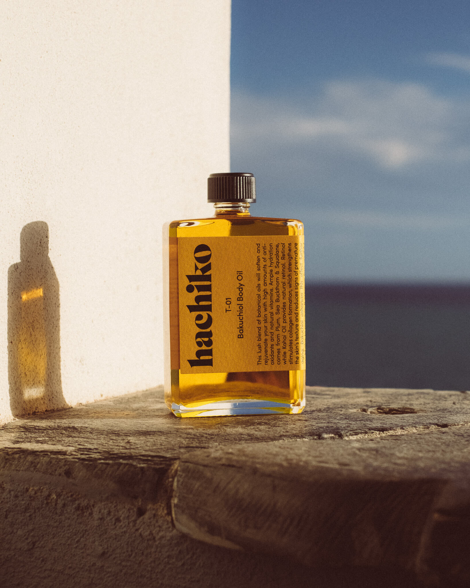 hachiko Berlin T-01 Bakuchiol Body Oil auf Terrasse